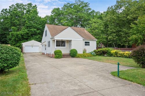 3016 Clague Rd, North Olmsted, OH, 44070-1177 | Card Image