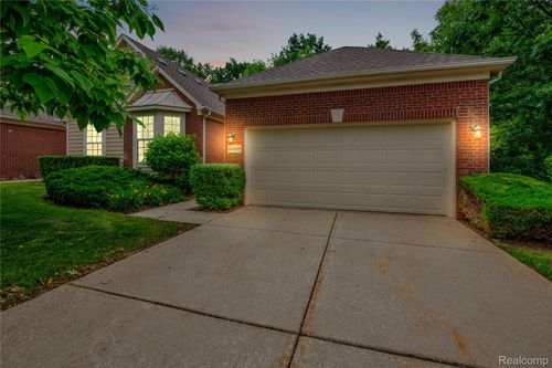 40488 Lenox Park Dr, Novi, MI, 48377-2352 | Card Image