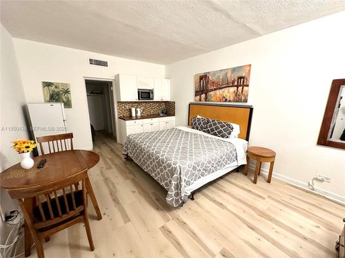 2325-26 Diplomat Pkwy, Hallandale Beach, FL, 33009-3721 | Card Image