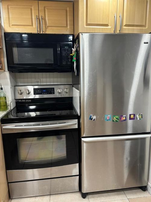 apt-e105-9365 Fontainebleau Blvd, Miami, FL, 33172-5643 | Card Image