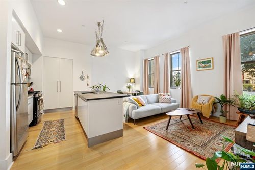 4 Beacon Way, Jersey City, NJ, 07304-6102 | Card Image
