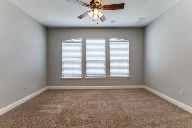 Spacious upstairs bedroom with ensuite bath and large walk in closet. | Image 23