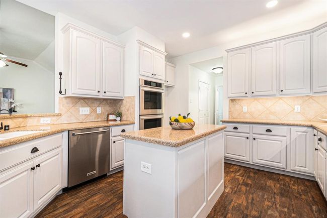 This chef's dream features stainless steel appliances including double ovens, dishwasher and 5-burner gas cooktop! | Image 20