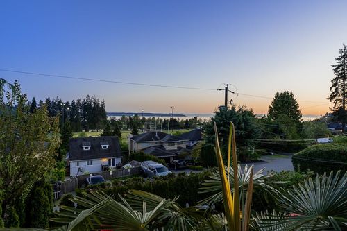 1075 Esplanade Ave, West Vancouver, BC, V7T1G2 | Card Image