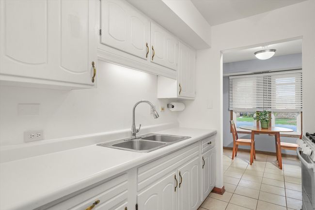 APT-1-16B - 2287 Country Club Dr, Condo with 1 bedrooms, 1 bathrooms and 2 parking in Woodridge IL | Image 5