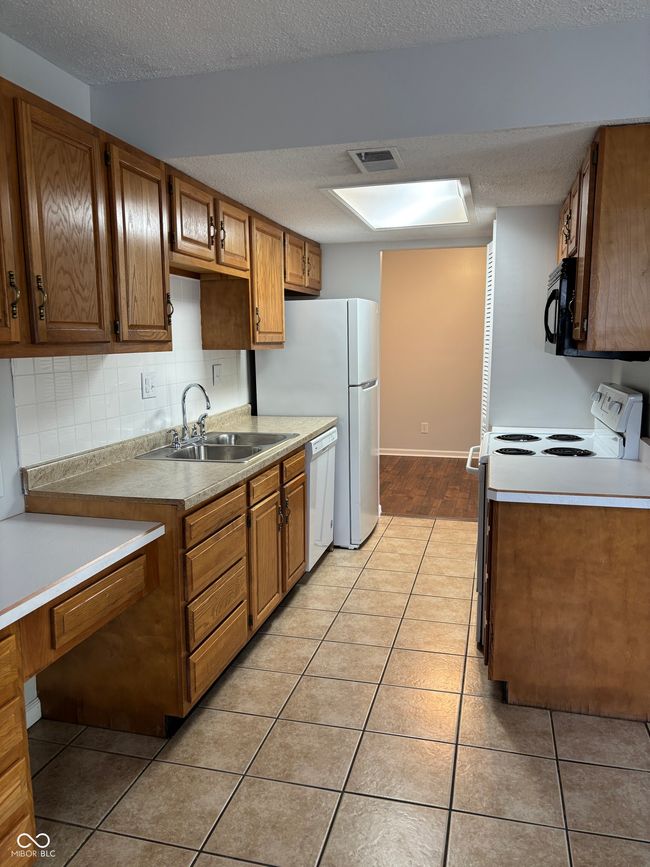 2770 Two Worlds Dr, Condo with 2 bedrooms, 2 bathrooms and null parking in Columbus IN | Image 12