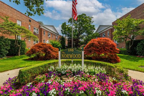 apt-2d-195 N Village Ave, Rockville Centre, NY, 11570-3806 | Card Image