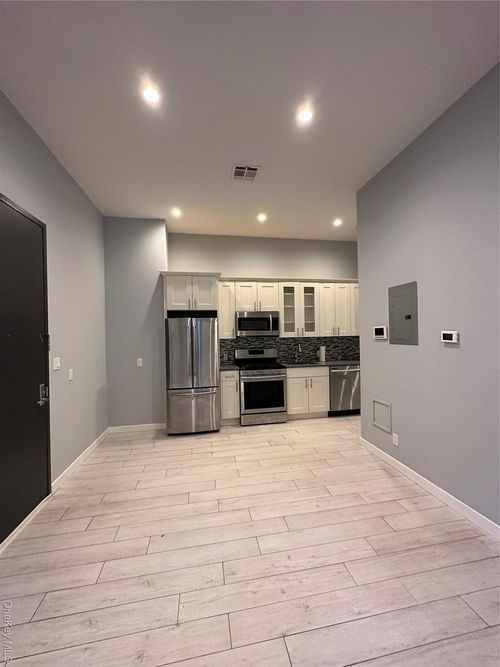 560 Riverdale Ave, Brooklyn, NY, 11207-6470 | Card Image