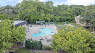 16-109 - 9s220 Lake Drive, Condo with 2 bedrooms, 1 bathrooms and 2 parking in Willowbrook IL | Image 2