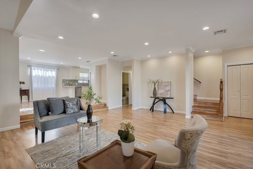 e6-8958 Burnet Ave, North Hills, CA, 91343-6605 | Card Image