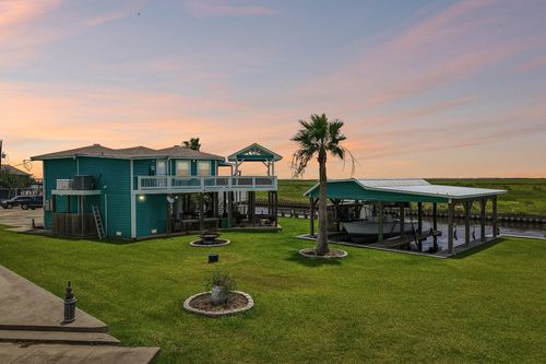 130 Admiral Ln, Freeport, TX, 77541-9646 | Card Image