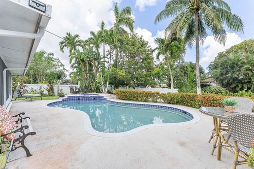 400 Nw 98th Ave, Pembroke Pines, FL, 33024-6113 | Card Image