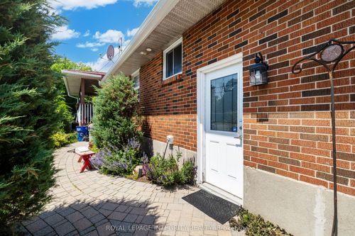 924 Rex Ave, Ottawa, ON, K2A2P7 | Card Image