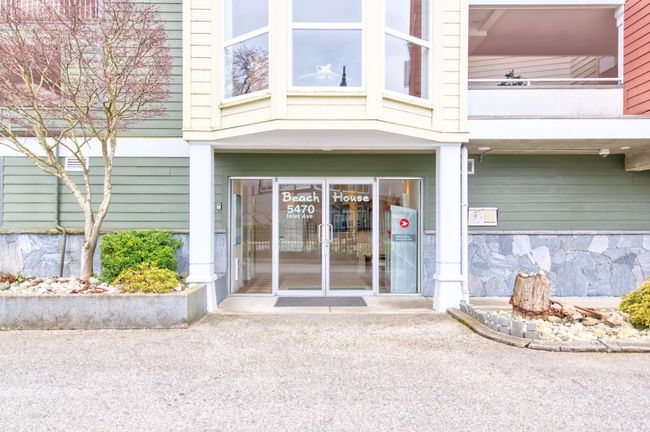 203 - 5470 Inlet Avenue, Condo with 2 bedrooms, 2 bathrooms and 1 parking in Sechelt BC | Image 4
