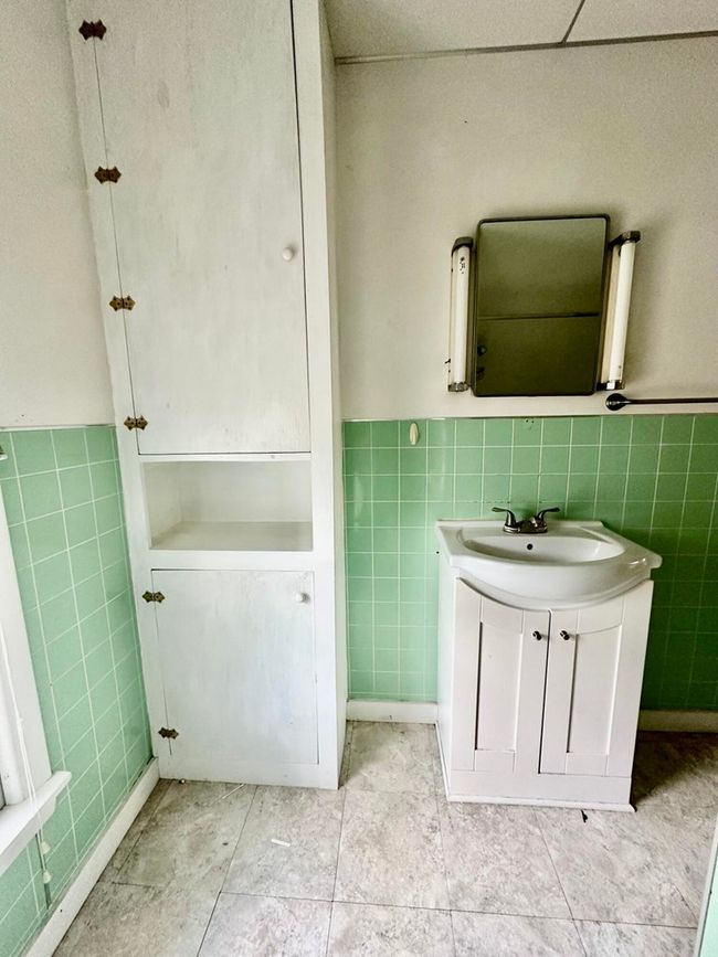 228 Main St, Home with 3 bedrooms, 2 bathrooms and null parking in Hinton WV | Image 29