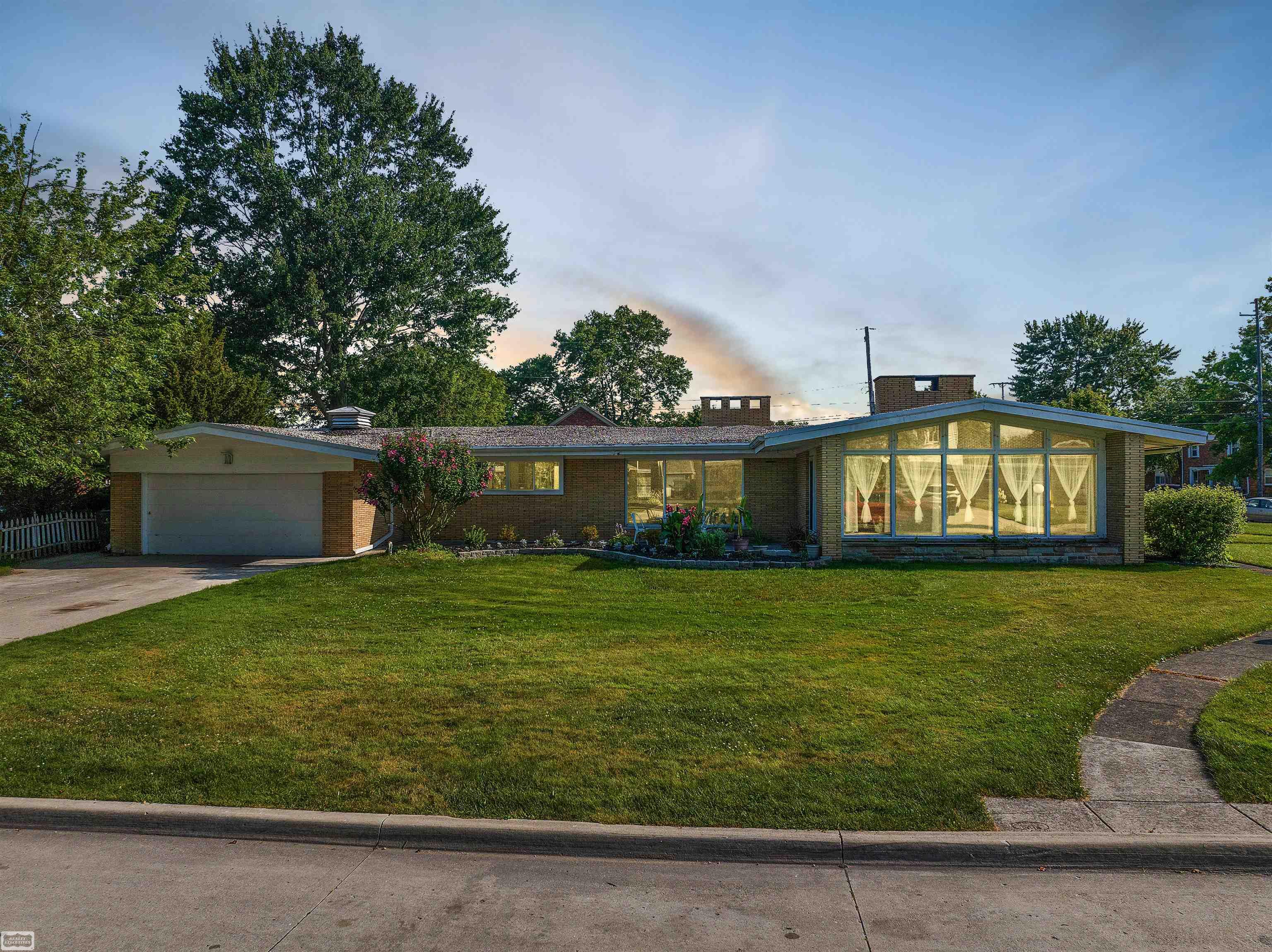 Bayview Dr, Saint Clair Shores, MI 48081