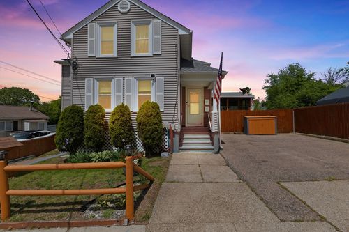 8 Rosewood St, Pawtucket, RI, 02860-4427 | Card Image