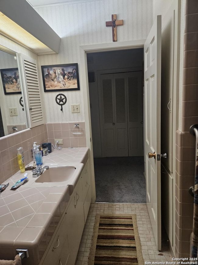 1017 E Trinity St, House other with 3 bedrooms, 2 bathrooms and null parking in Pearsall TX | Image 15