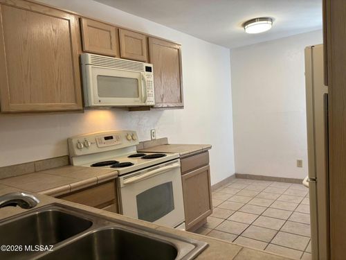 2111-5675 N Camino Esplendora, Tucson, AZ, 85718-4566 | Card Image