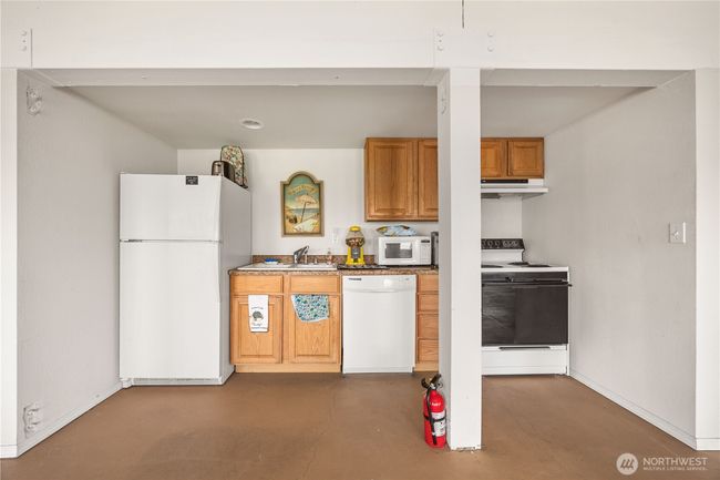 Lower level kitchenette | Image 23
