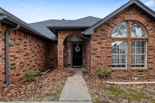 916 Clover Hill Ln, Cedar Hill, TX, 75104-7919 | Card Image