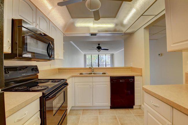 UNIT-202 - 16 Royal Palm Way, Condo with 2 bedrooms, 2 bathrooms and null parking in Boca Raton FL | Image 5