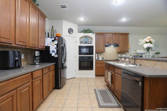 8803 Shuteye Peak, House other with 4 bedrooms, 2 bathrooms and null parking in Helotes TX | Image 9