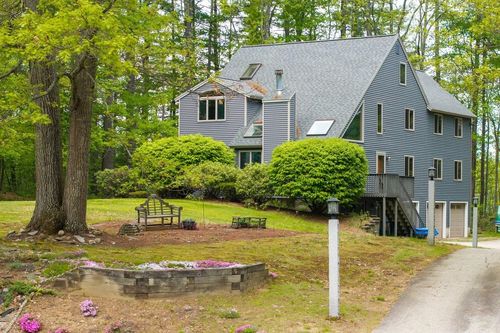 8 Seasons Ln, Londonderry, NH, 03053-2961 | Card Image