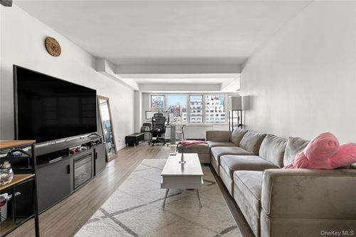 11e-520 E 81st Street, New York, NY, 10028 | Card Image