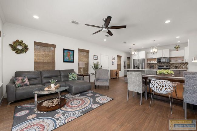 B - 212 W Acapulco St, Townhouse with 3 bedrooms, 3 bathrooms and 2 parking in South Padre Island TX | Image 8