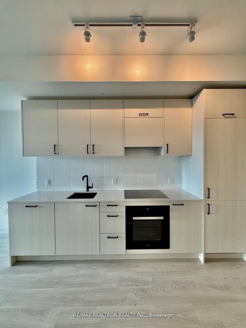 527-1 Kyle Lowry Rd, North York, ON, M3C0S6 | Card Image