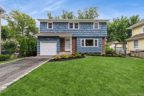 22 Central St, Huntington, NY, 11743-2624 | Card Image