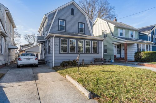 89 215th St, Queens Village, NY, 11427-2406 | Card Image