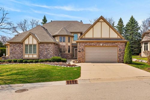 8623 S Country Club Drive, Franklin, WI, 53132 | Card Image