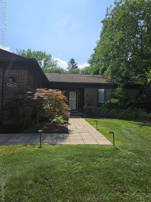 4022 Chablis St, West Bloomfield, MI, 48323-3027 | Card Image