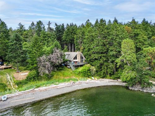 3 Mckenzie Cres, Sidney, BC, V8L5Y7 | Card Image