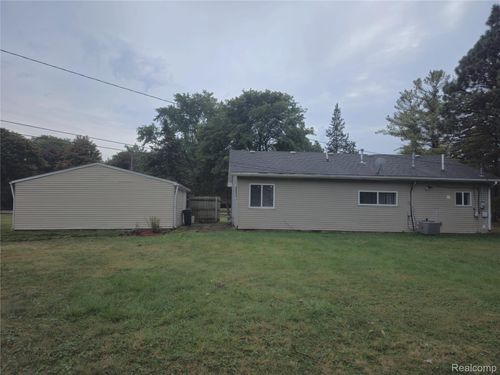 2207 Otter St, Warren, MI, 48092-1357 | Card Image