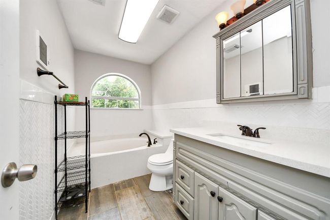 6502 S Highway 35, House other with 5 bedrooms, 3 bathrooms and 3 parking in Alvin TX | Image 18
