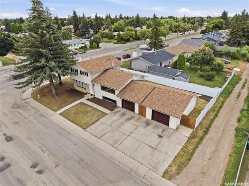 702 Mckercher Dr, House with 5 bedrooms, 3 bathrooms and 5 parking in Saskatoon SK | Card Image