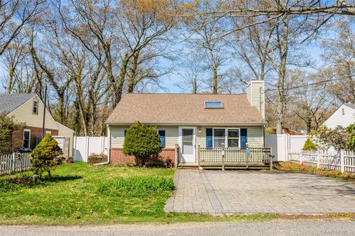92 Wauwepex Trl, Ridge, NY, 11961-2252 | Card Image