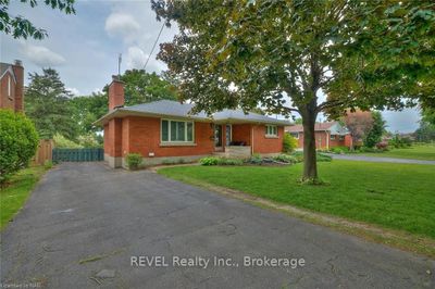 5039 Portage Rd, House other with 3 bedrooms, 2 bathrooms and 3 parking in Niagara Falls ON | Image 2