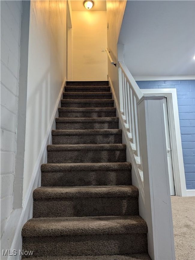 Stairs with carpet | Image 25