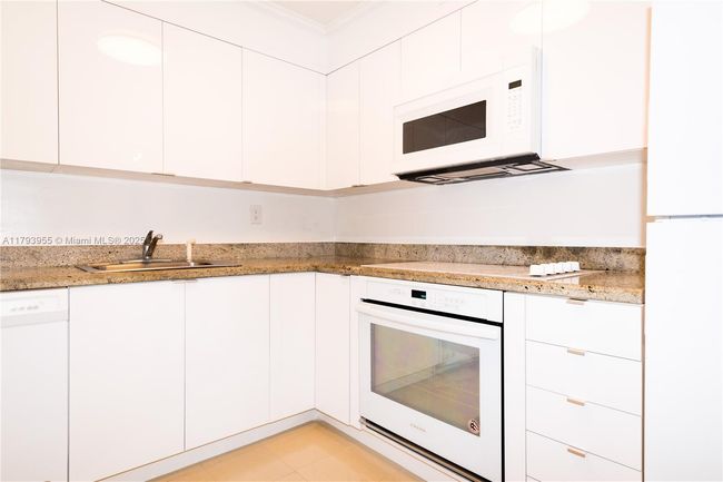 APT-404 - 10101 E Bay Harbor Dr, Condo with 2 bedrooms, 2 bathrooms and null parking in Bay Harbor Islands FL | Image 6