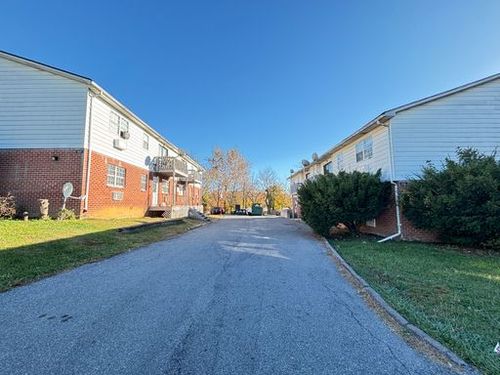 814-830 W Susquehanna St, Allentown, PA, 18103-4056 | Card Image