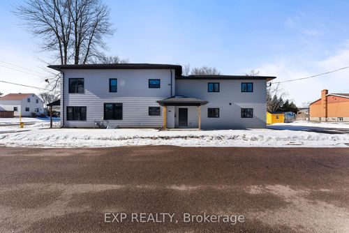 585 Perth St, Pembroke, ON, K8A6B9 | Card Image