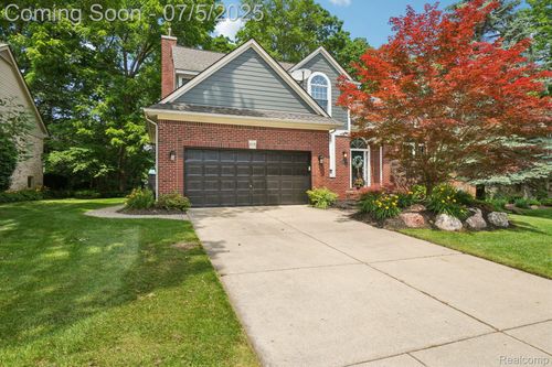 678 Twin Oaks Ct, Rochester Hills, MI, 48307-4499 | Card Image