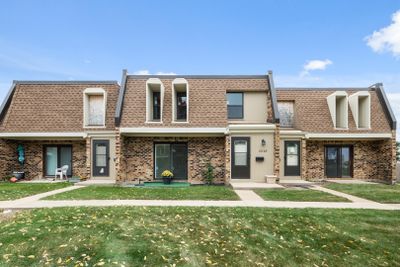 2268 Country Club Drive, Townhouse with 2 bedrooms, 1 bathrooms and 2 parking in Woodridge IL | Image 2