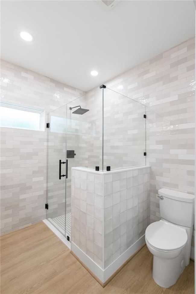 Another view of Bathroom 1 | Image 19