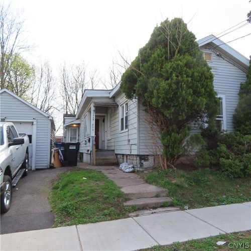 605 Carbon St, Syracuse, NY, 13208-2111 | Card Image