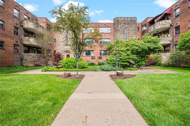 Courtyard in front and back! | Image 23